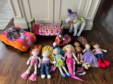 Muñecas y cama Groovy Girls, ropa de muñeca de peluche convertible coche y accesorios