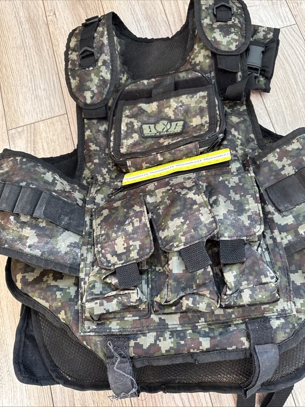 1 Used Gen X Global Paintball Vest Large Adjustable Shoulder And Waist