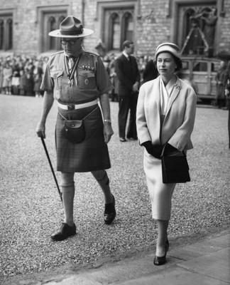 Queen Elizabeth Ii Lord Rowallan Chief Scout Windsor Castle Boy Sc- 1957 Photo