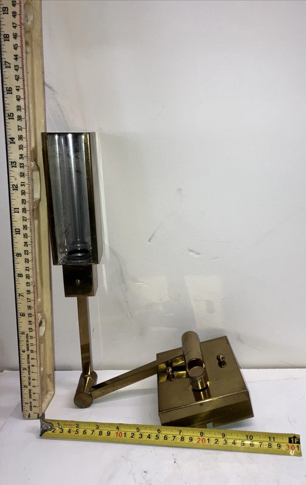 Lámpara de pared de latón con brazo oscilante para estudio Foto 4 de 4