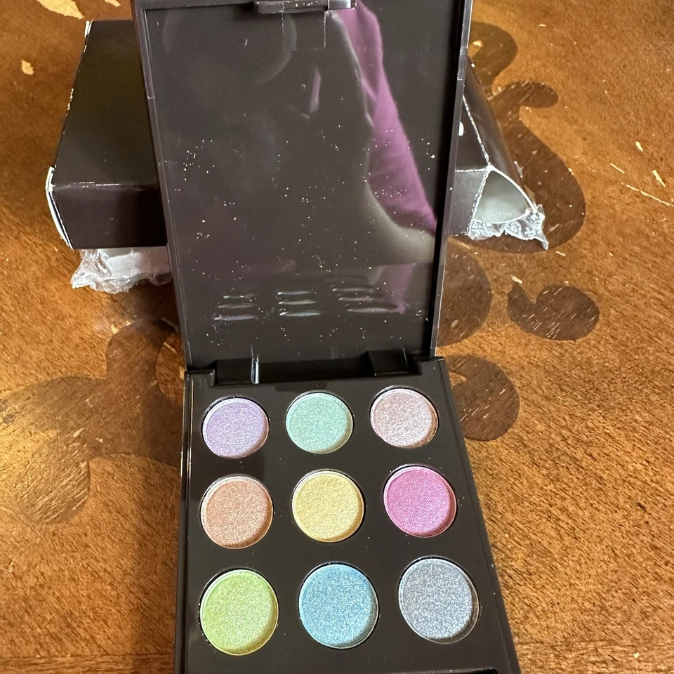 Avon Mark On The Dot Eye Color Compact Pastels Eyeshadow Palette Shimmer - Image 3 of 4