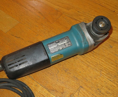 Amoladora angular de mano con cable Makita 9557NB 4-1/2" - Solo herramienta - Imagen 2 de 5