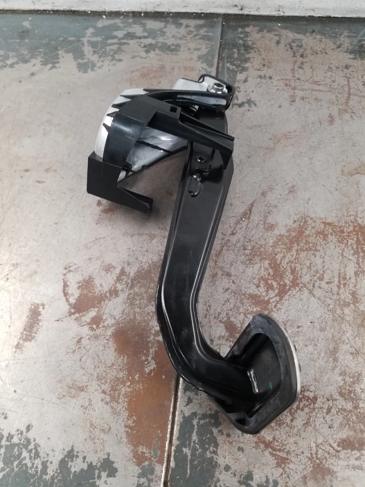 Mercedes Benz AMG C 63 2012 pedal de freno #0967 G4 Foto 2 de 4