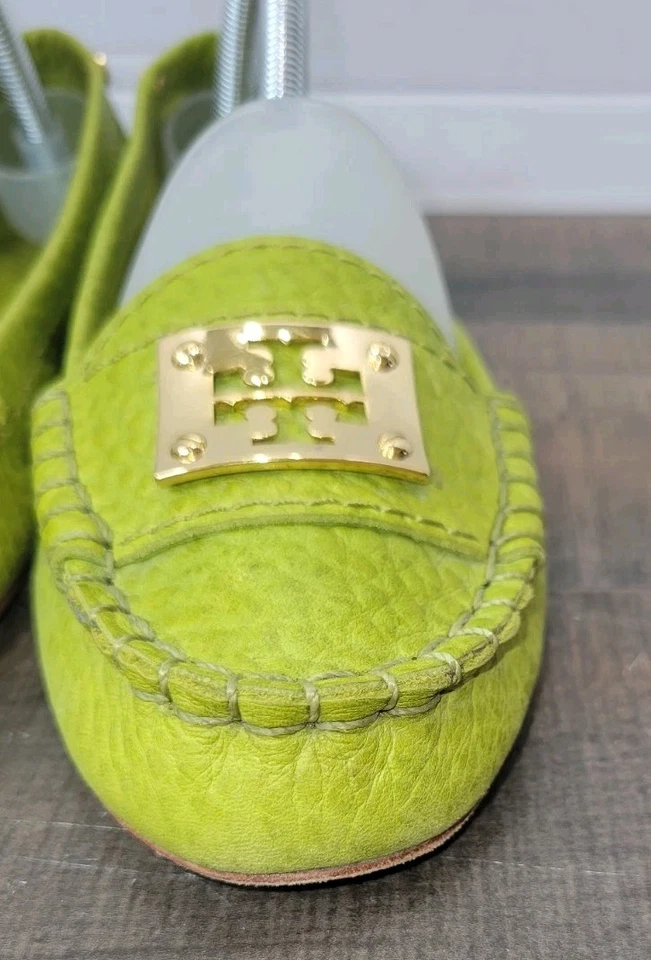 Tory Burch Kendrick Gold T Logo Lime Green Pebbled Leather Loafers Sz 9.5 - Image 4 of 4