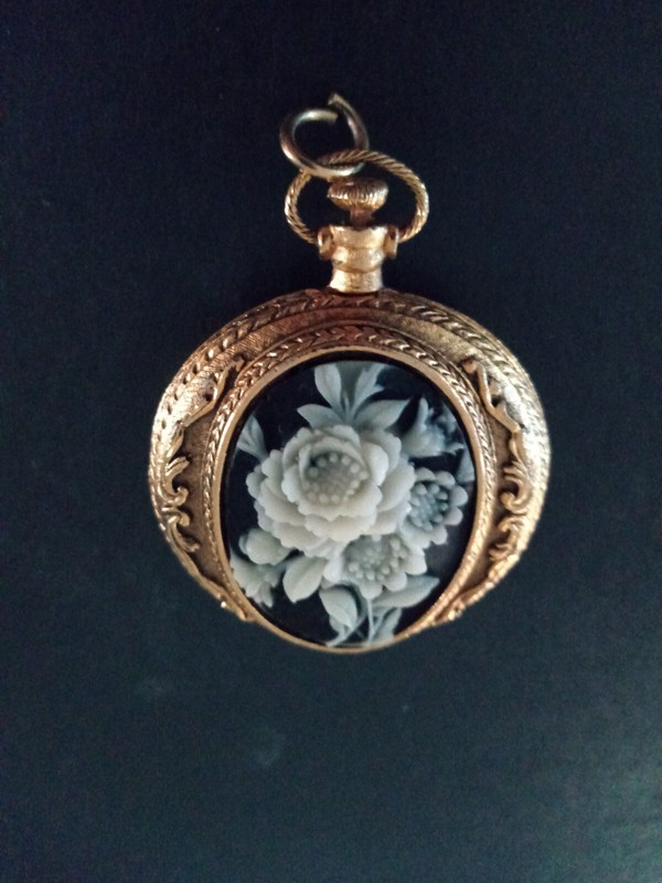VICTORIAN  WHITE ROSE, GOLD PLATED COMPACT, HANGING, by MAX-FACTOR , 1950'S