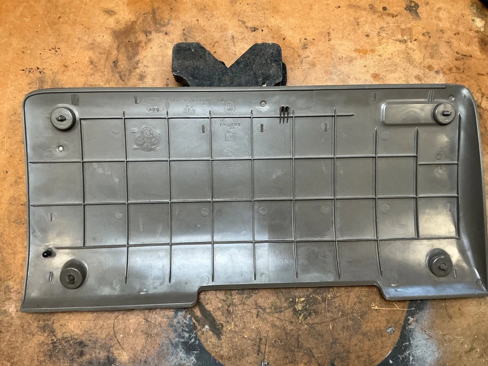 Крышка коленного валика предохранителя для нижней панели приборной панели водителя Ford F-250 F-350 от оригинального производителя - Изображение 3 из 4