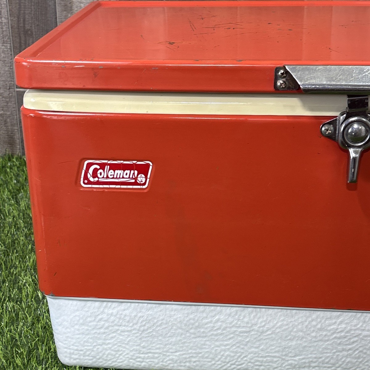 Vintage 1975 Coleman Cooler Red & White 22.5 x 16 x 13.5 Metal