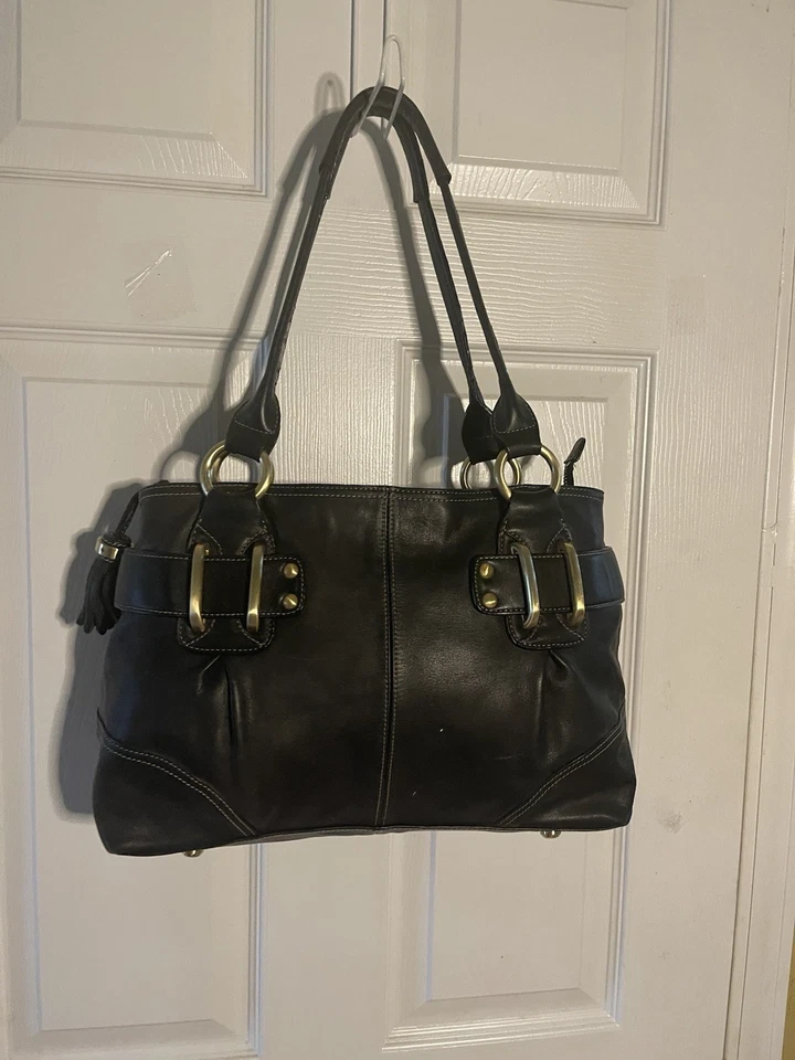 Bolso de hombro B. Makowsky cuero suave negro tono dorado hardwares detalles borla. Foto 3 de 4