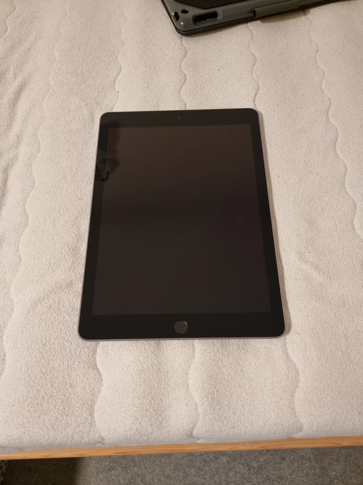 IPad 6. Generation 32 GB Space-Grau | inkl. Tastaturhülle Logitech Slim Folio - Bild 3 von 4