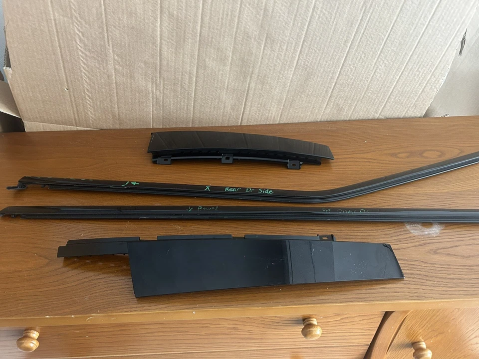 2019 2023 Volvo Xc40 Left Front Door Molding And Left Rear Door Molding  - Image 3 of 4