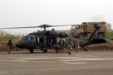 2004 CBIS Team Loads onto UH-60 Blackhawk Fallujah Iraq 4x6 Original Photo