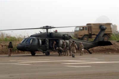 2004 CBIS Team Loads onto UH-60 Blackhawk Fallujah Iraq 4x6 Original Photo