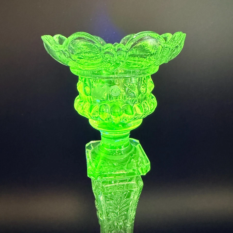 Antik Uranglas Kerzenständer Löwenkopf I Pressglas Fluoreszierend I Vaselineglas - Bild 2 von 4