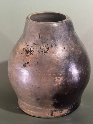 Pit Barrel Rauch gebrannte Knospentopf Vase Studiokeramik Cornwall Cornish von Liz Lane