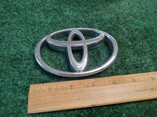1993-1998 Toyota T100 Grille Emblem Badge Logo OEM 75311-04020 3S8 - Picture 2 of 6