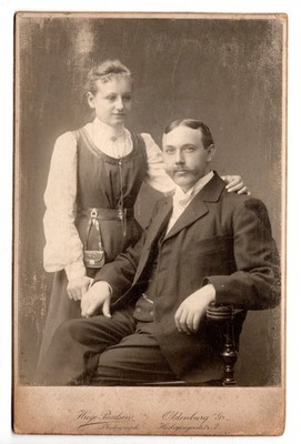 Fotografie Kabinettfoto Paar Ledertasche Oldenburg Atelier Hugo Paulsen um 1900
