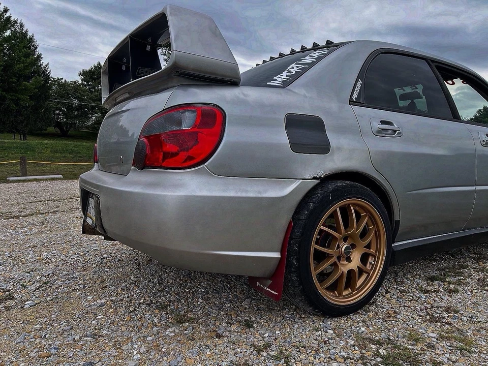 Красные грязевые щитки Rally Armor с белым логотипом для седана Subaru Impreza WRX STI 02–07 годов выпуска - Изображение 4 из 4