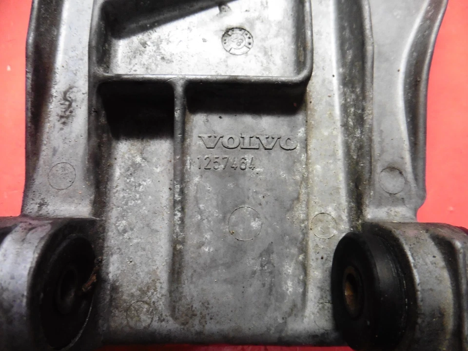 Support de compresseur climatisation 1257464 pour Volvo 240 / 740 : 760 - Photo 2/4