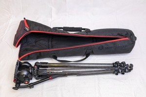 Manfrotto 535 Stativ mit 504 Fluid Head und 75mm Schale