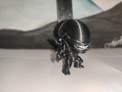 Mini Alien Xenomorph mit weißen Zähnen 3D gedruckt schwarz PLA Figur 5 cm groß