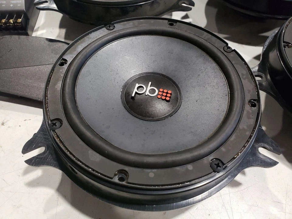 Infiniti G35 Cupé Aftermarket 2004 - Juego de altavoces Powerbass Aftermarket Foto 2 de 4