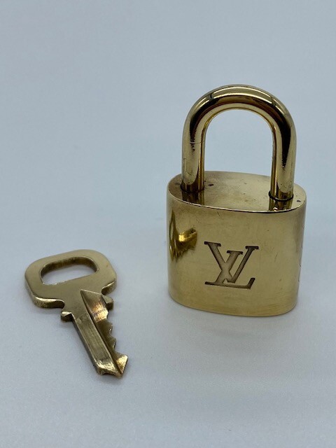 アクセサリー LV Chrome gold color padlock key new LOUIS VUITTON PadLock Lock & Key Brass Gold Authentic Number
