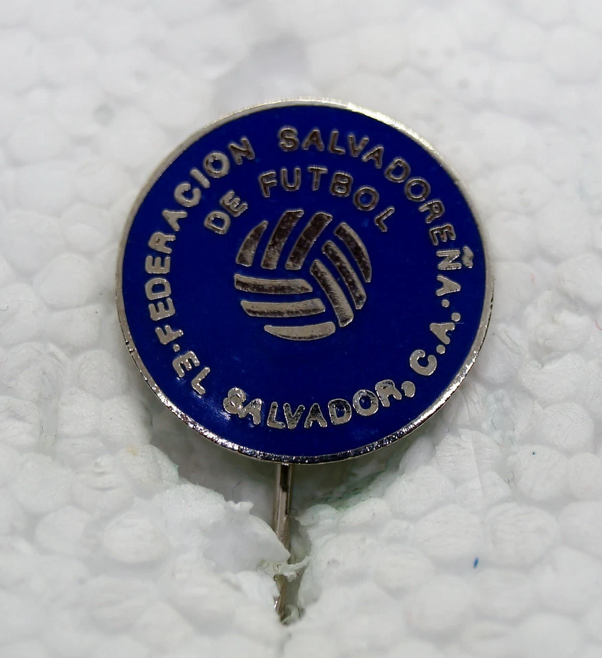 El Salvador Football Federation badge - Image 2 of 3