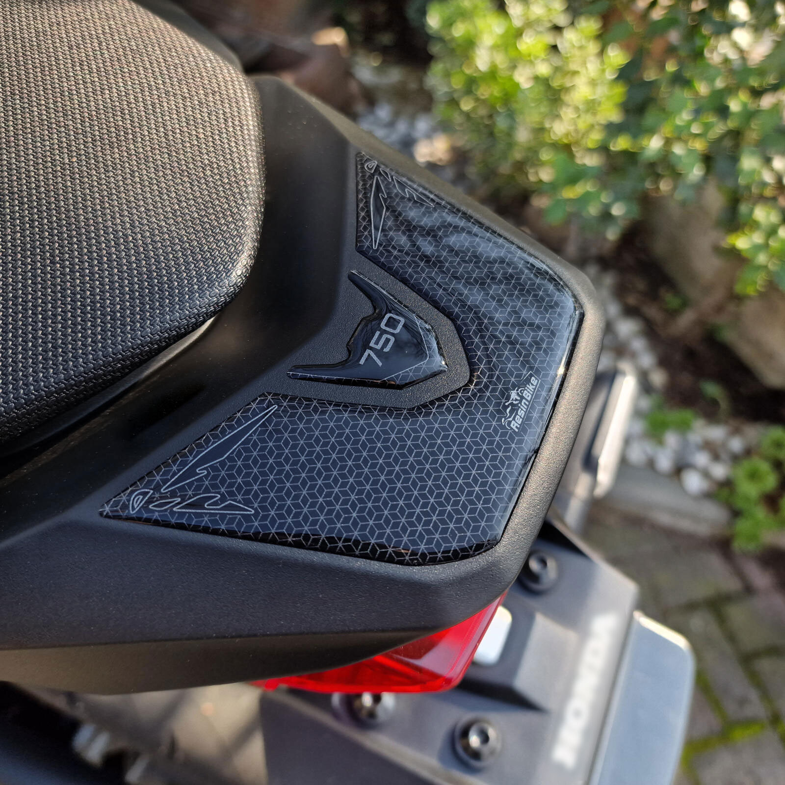 Coppia Adesivi 3D Resinati Per Moto E Caschi | Dimensioni 60mm, Compatibili Modelli Honda, Colore Nero/Oro Con Rilievo Trasparente - 2