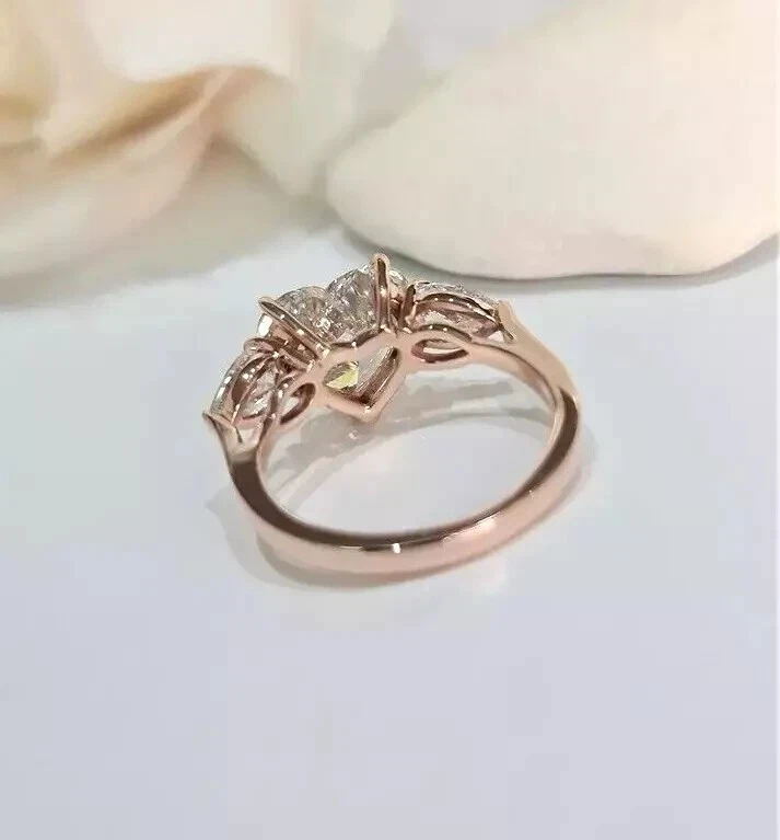 Anillo de tres piedras para mujer enchapado en oro rosa de 14 quilates con diamantes simulados talla corazón Foto 4 de 4