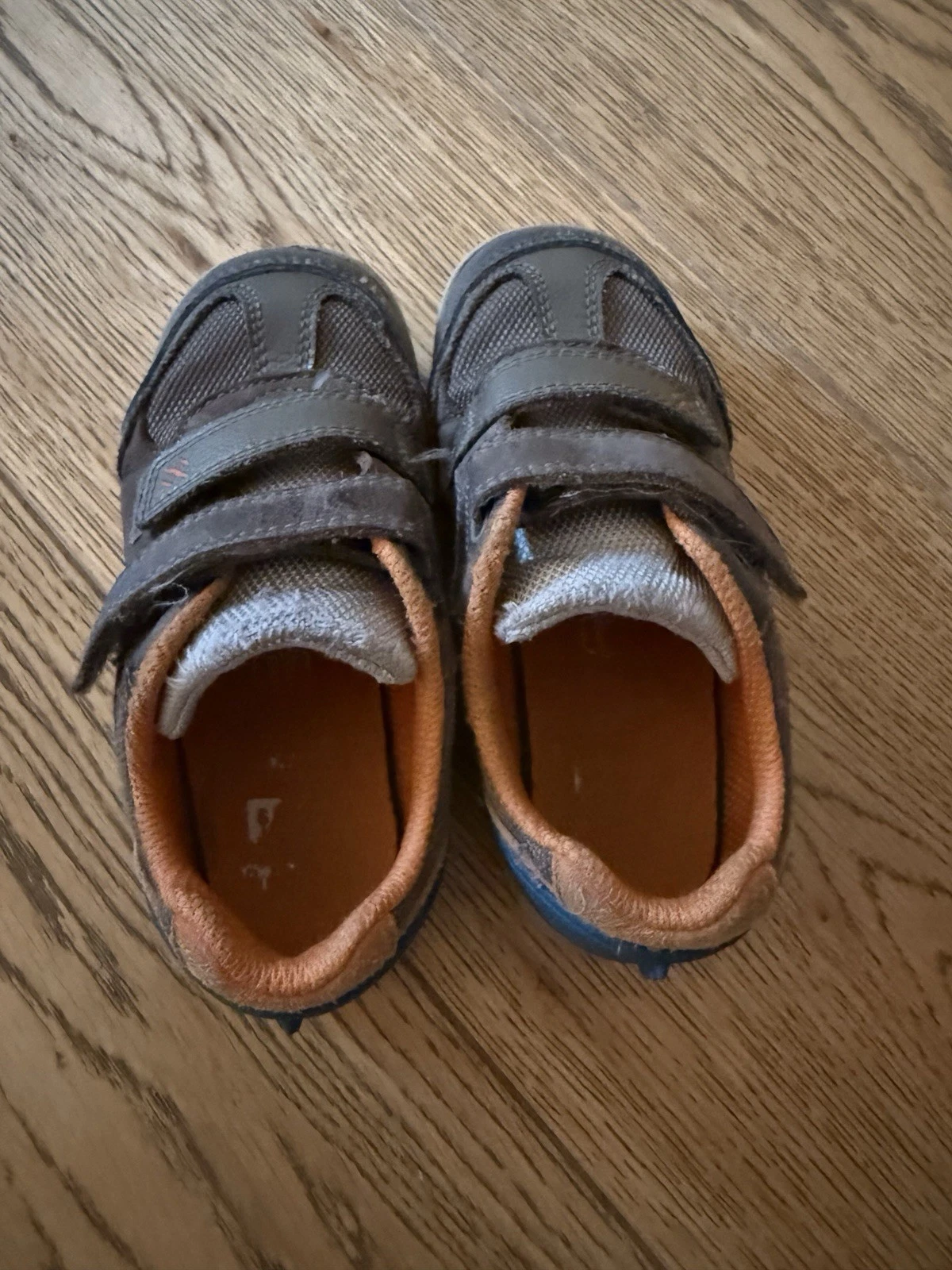 Scarpe Clarks bambini neonati ragazzi pelle cachi UK9G EUR 27 nastro a strappo