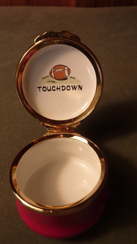 VINT 1997 ENGLISH HALCYON DAYS ENAMEL DISNEY BOX- MICKEY MOUSE PLAYING FOOTBALL - Picture 4 of 8
