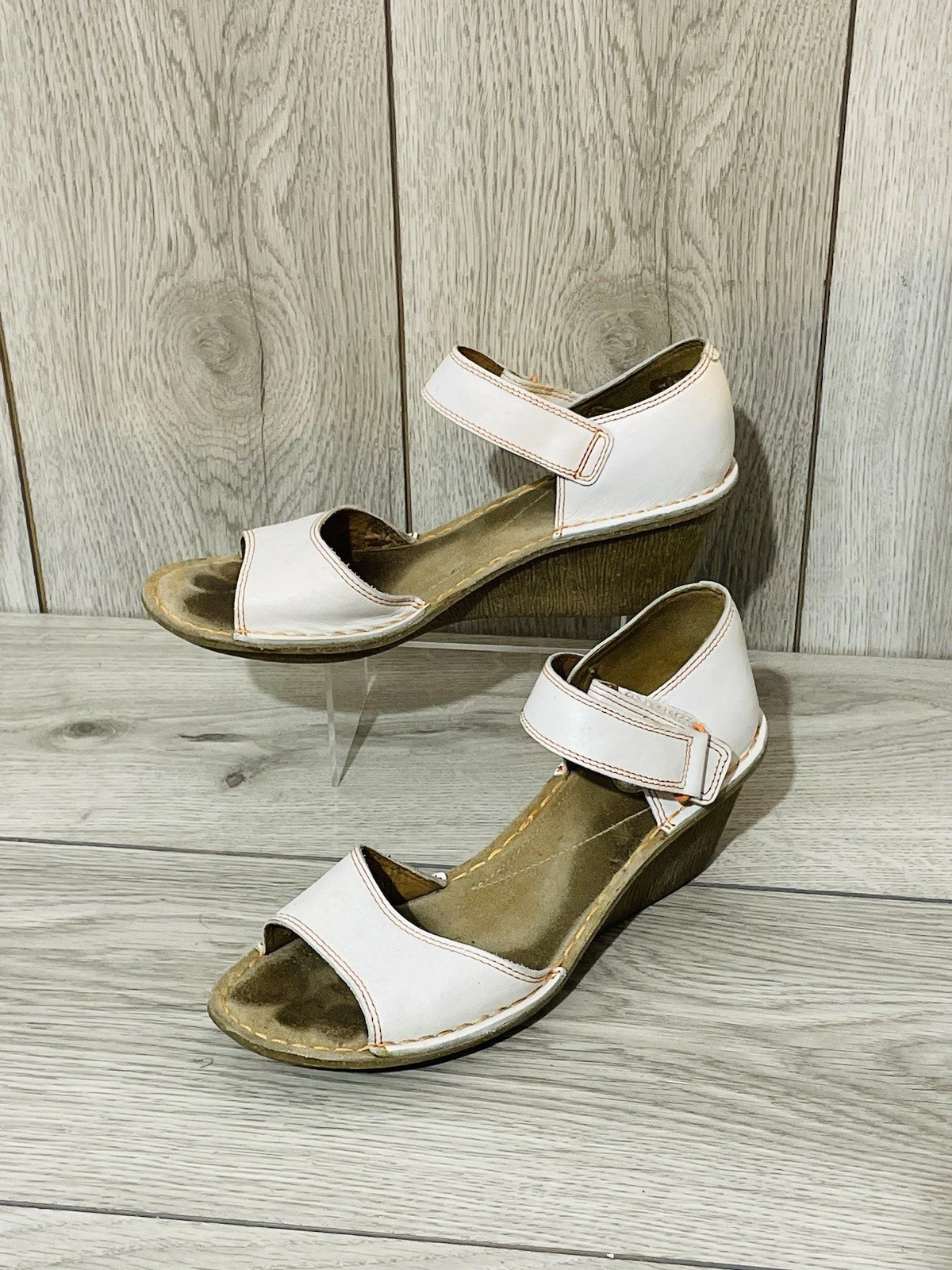 Sandalo Clarks punta aperta con zeppa taglia 6 D in pelle bianca