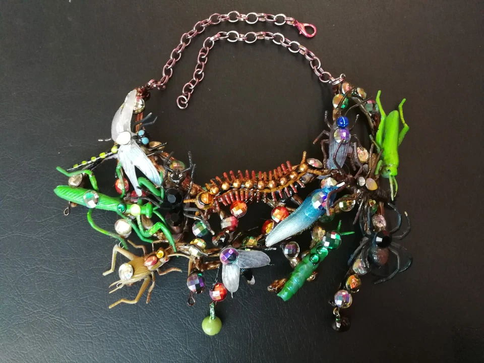 Collar Mujer Declaración Joyería Escarabajo Insecto Brutalista Modernista Joya Fugitiva Foto 3 de 4