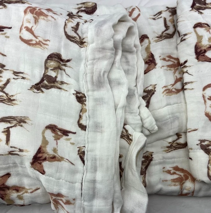 Manta de 4 capas de muselina de bambú Wild Horses 47" bebé niño rayón unisex nueva con etiquetas Foto 3 de 4