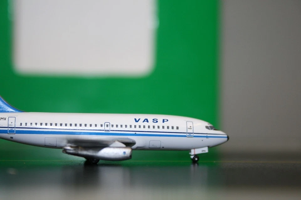 Aeroclassics 1:400 VASP Boeing 737-200 PP-SMV Die-Cast Model Plane - Image 2 of 4