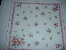 VTG. UNBRANDED COTTON FLORAL HANKIE,SCALLOPED EDGE.13.5 IN