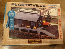 Vintage Bachmann Plasticville USA HO Scale Freight Station # 2610-100 with Box