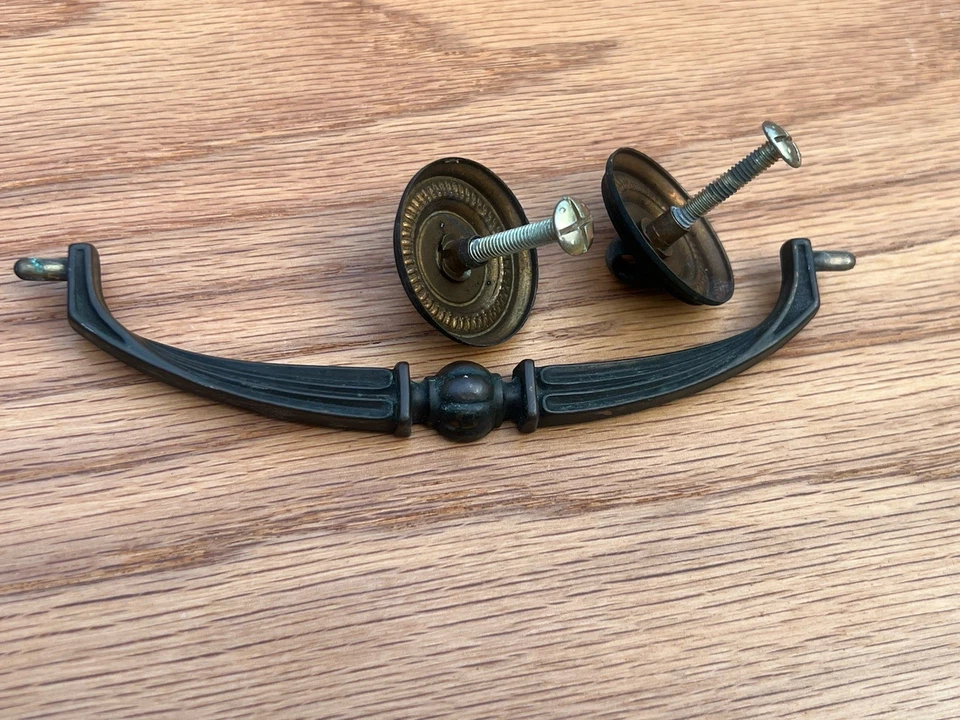 Muebles antiguos de colección perillas de puerta, placas cerraduras gabinete United Furniture Corp Foto 4 de 4