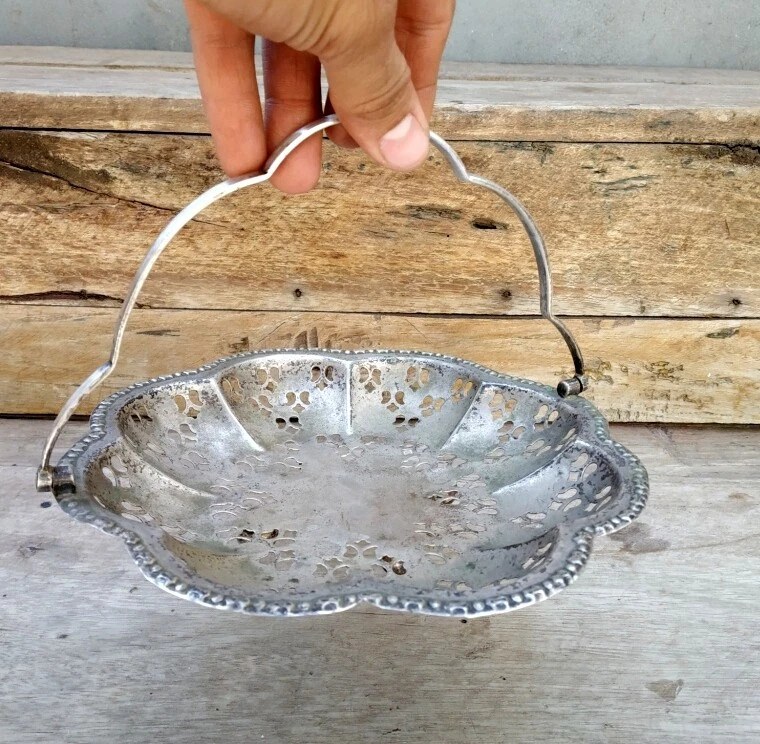 Antigua canasta floral de flores de templo ritual hecha en plata con corte Jali Foto 4 de 4