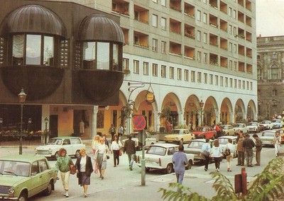AK DDR Berlin - Marx-Engels-Forum - Gaststättenkomplex ''Am Marstall'' Trabi ~1986