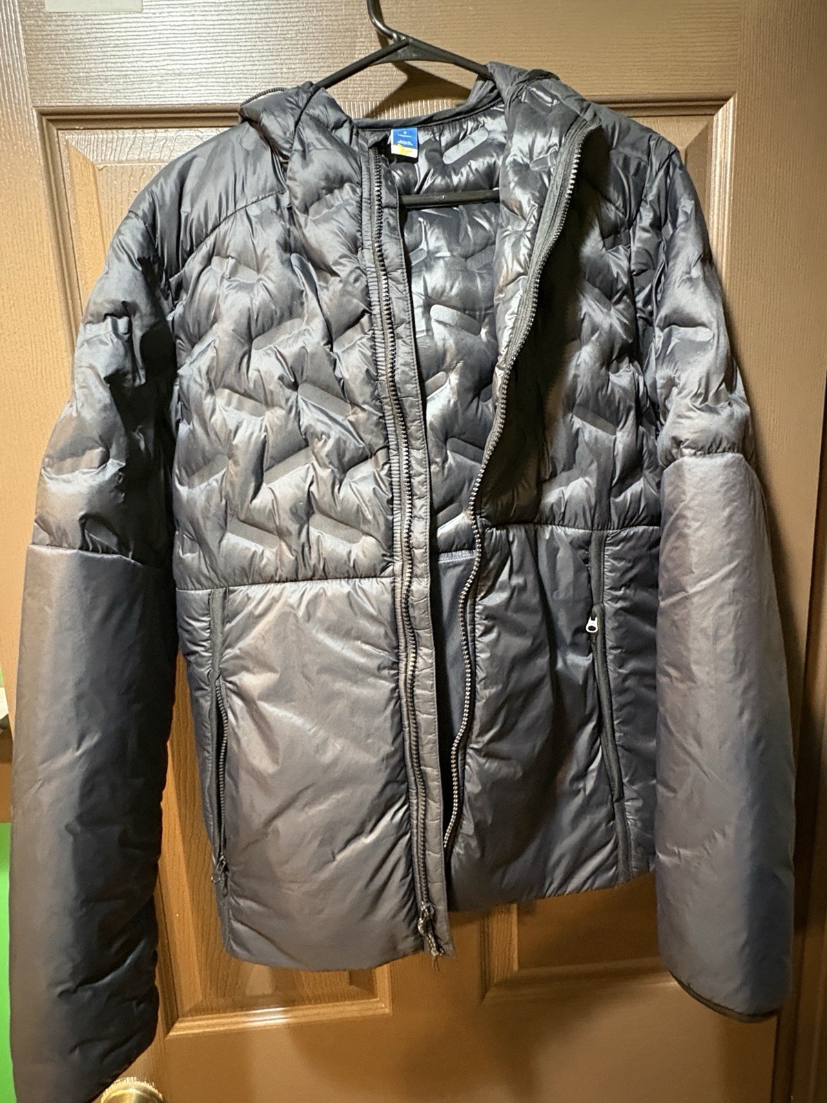 Woman’s Packable Jacket Size Medium Black - image 2