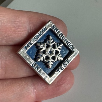 Vintage Mt. Snow Ski School Ski Test Silver Snowflake Enamel Lapel Pin Badge