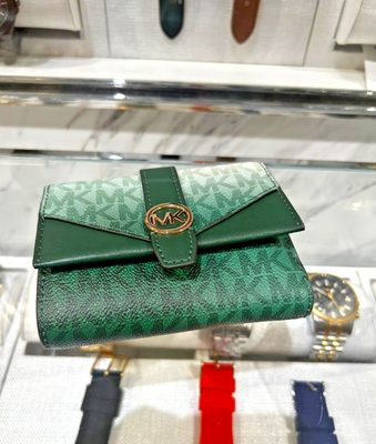 モスグリーンのテディベア　32cm Michael Kors Greenwich Women Medium Ombré MK Logo Tri-Fold Wallet