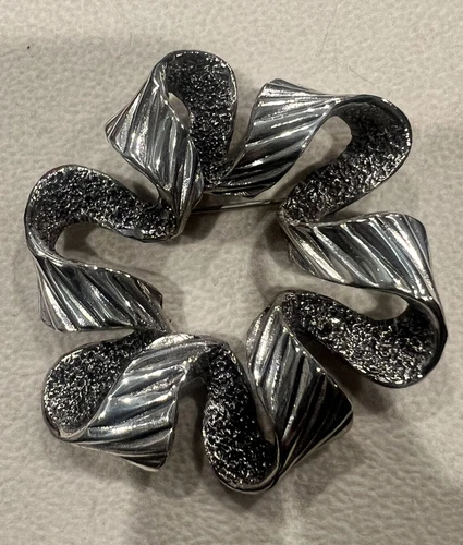 Vintage 2” TORTOLANI Costume Jewelry Silver Tone Flower Round Pin Brooch