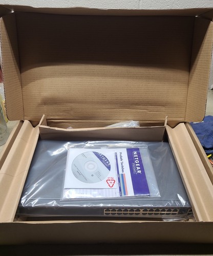 FSM726 NetGear ProSafe 24-portowy zarządzalny przełącznik 10/100Mbps stalówka zapieczętowana zawartość - Zdjęcie 2 z 8