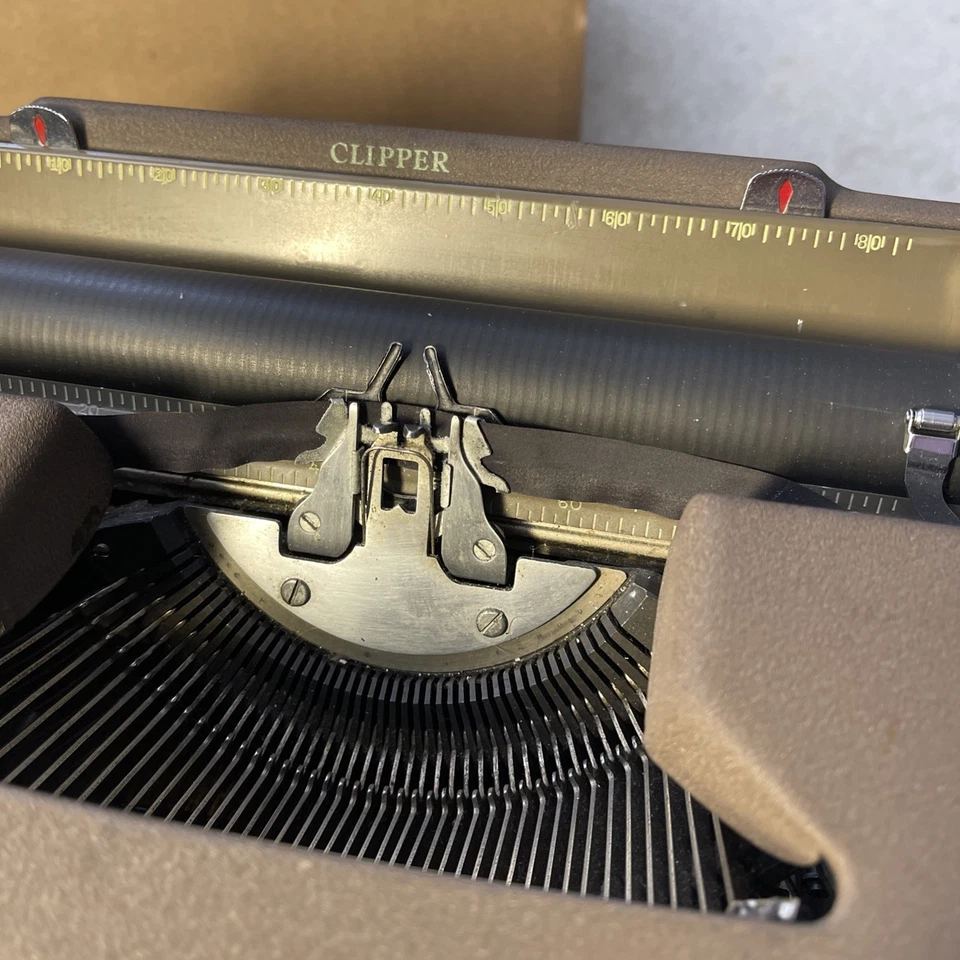 Vintage Smith Corona Clipper Manual Typewriter w/tweed travel case “as is”  - Image 4 of 4