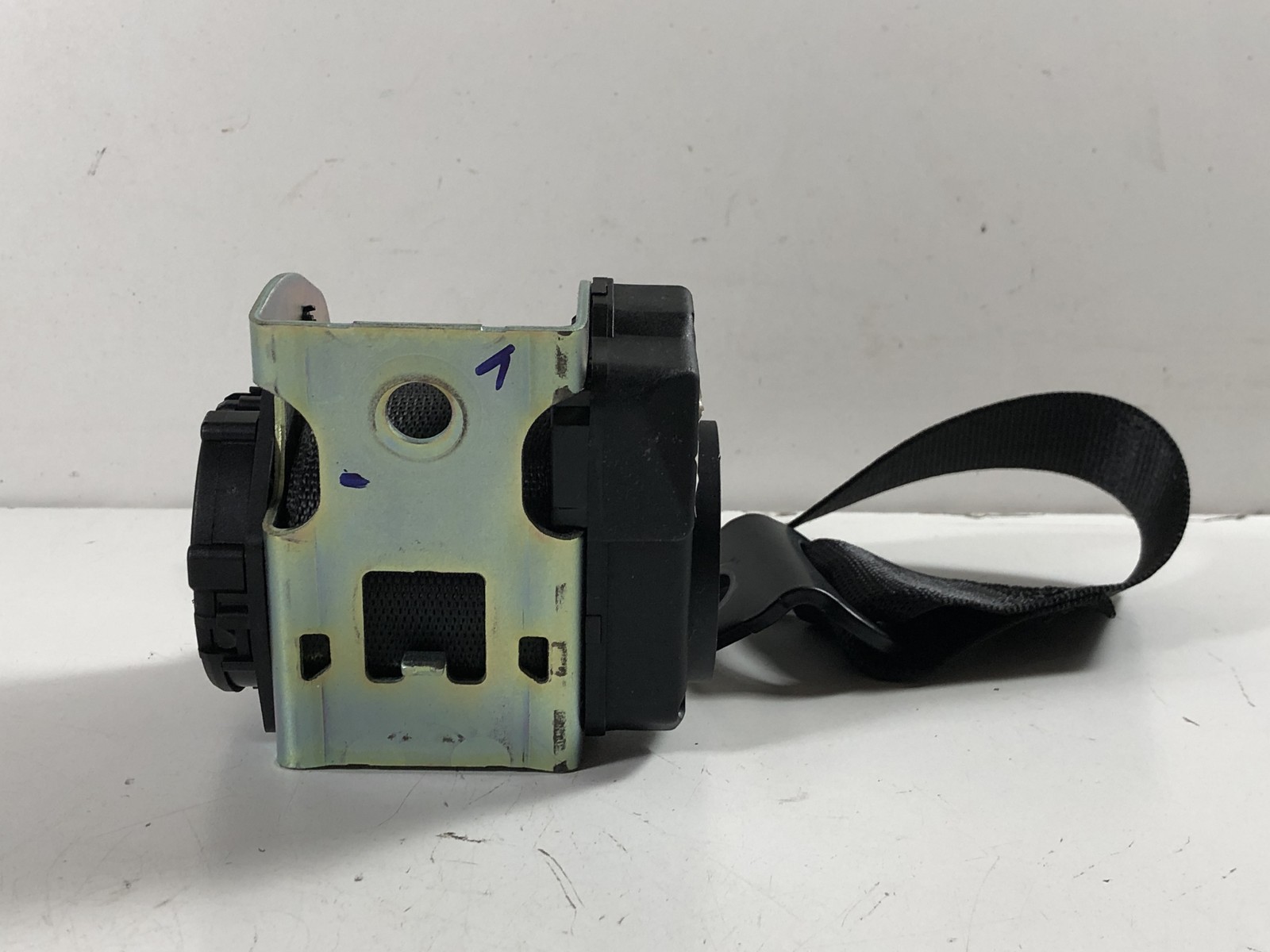 03-13 Maserati Quattroporte M139 Rear Center Seatbelt Retractor OEM NERO Black