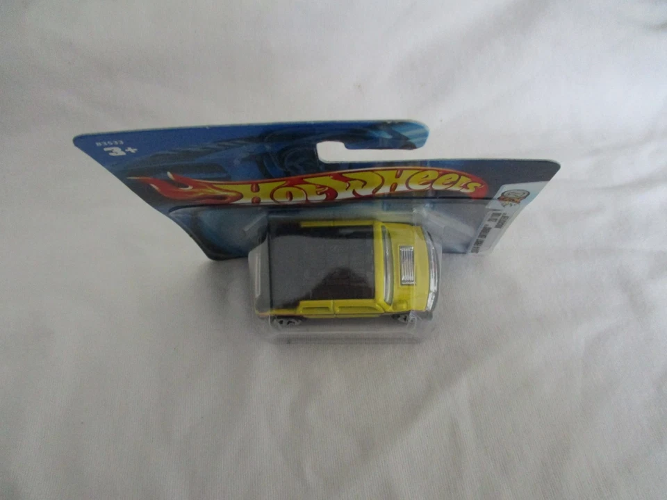Hot Wheels 2004 Primera Edición Rockster Carrocería Amarilla Cromo Parrilla Variación Corta Foto 4 de 4