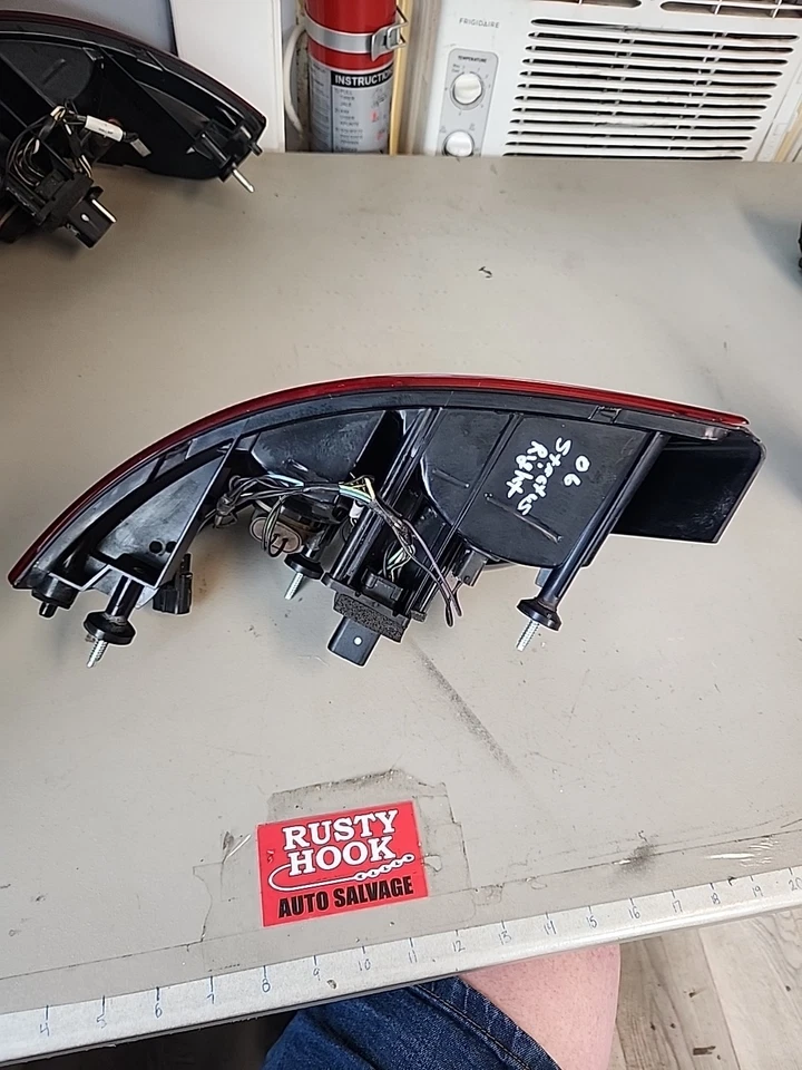 2001 - 2006 道奇 Stratus 右后乘客尾灯 04805350AC 原始设备制造商 — 第 2/4 张图片