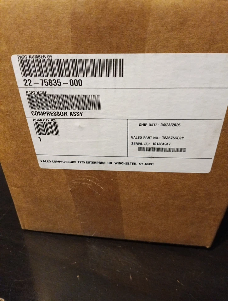 Compresor de aire acondicionado Freightliner OEM Valeo 22-75835-000 Foto 2 de 2